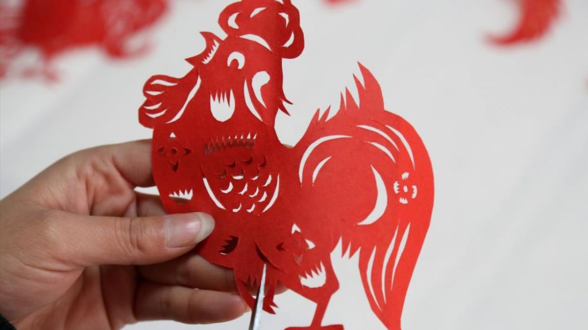 Creating a World of Wonder with Just a Pair of Scissors
